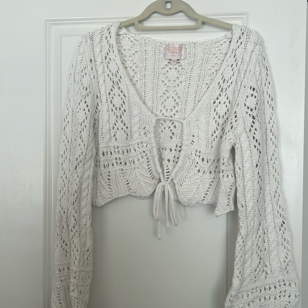 NWOT LACE CROP SWEATER